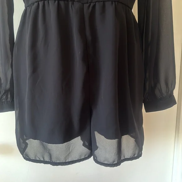 💕Abercrombie & Fitch Black Chiffon Long Sleeve Romper Shorts 4 EUC - Picture 3 of 13